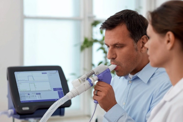 Patient undergoing a lung function test